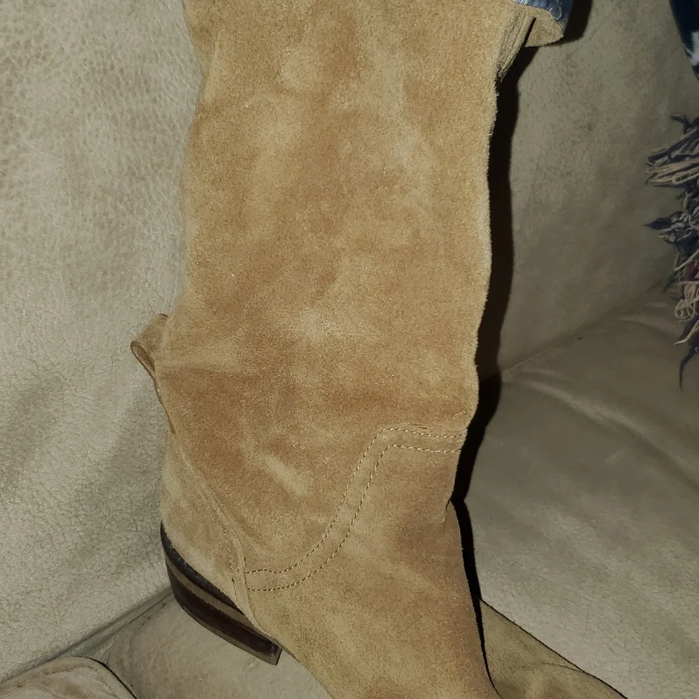 Lucky Brand super cute suede pull on boots.. size 9.5 - Picture 3 of 8